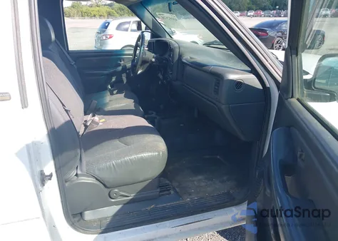 2002 Chevrolet Silverado 2500Hd из США, поврежденный, VIN 1GBHK24U52E129724